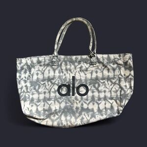 Alo Yoga tote bag with tie dye print #yogalife Vintage y2k 90s yoga workout